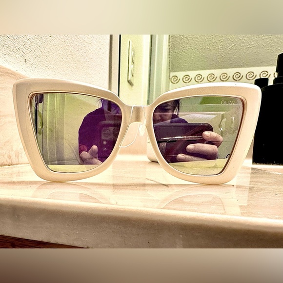 Quay pearl colored cat wide lens. Colored lens with lespecs case and duster - Picture 2 of 8